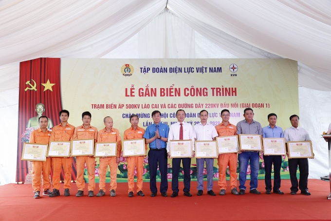 Gắn biển công trình chào mừng Đại hội VI Công đoàn Điện lực Việt Nam Gắn biển công trình chào mừng Đại hội VI Công đoàn Điện lực Việt Nam