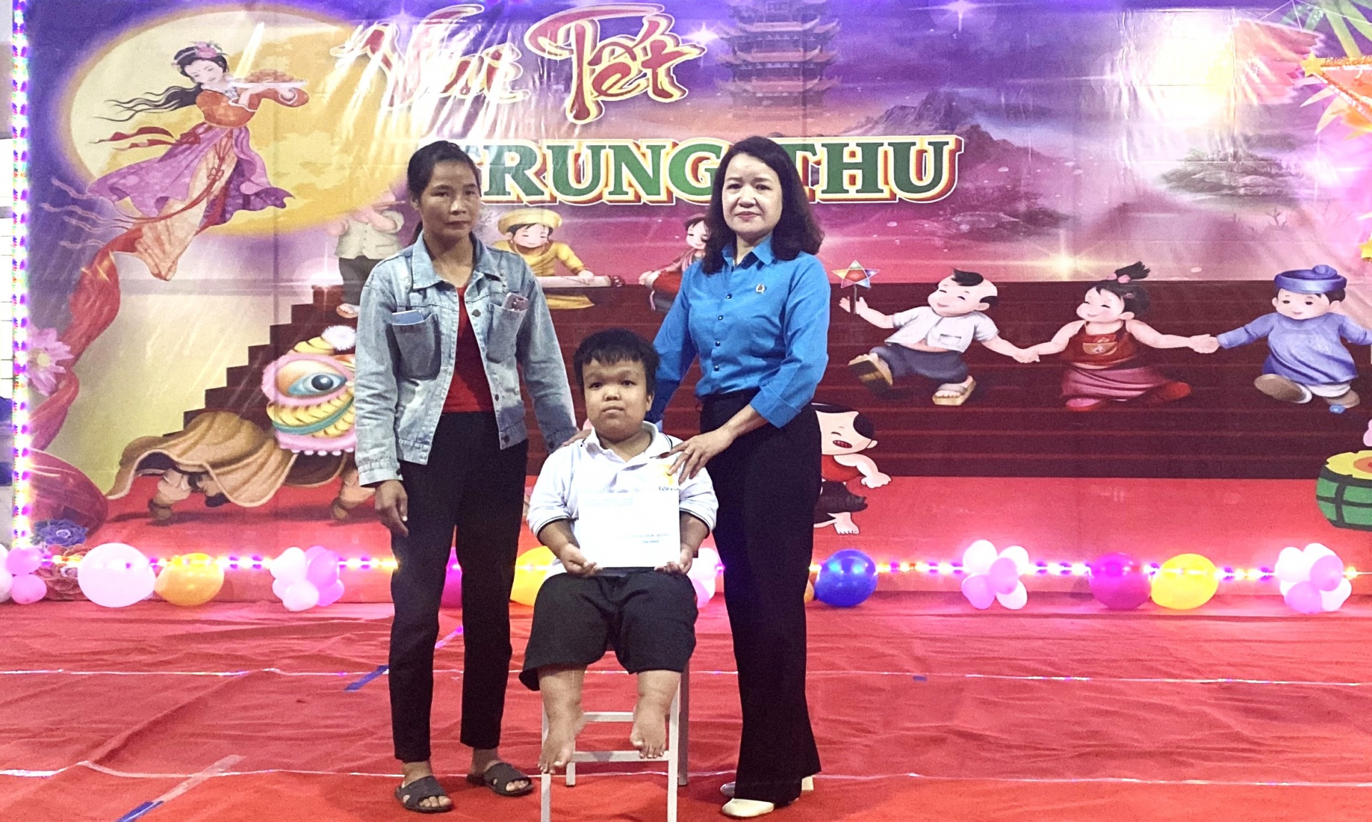 Quan tâm, chăm lo Tết Trung thu cho trẻ em là con đoàn viên có hoàn cảnh khó khăn Quan tâm, chăm lo Tết Trung thu cho trẻ em là con đoàn viên có hoàn cảnh khó khăn