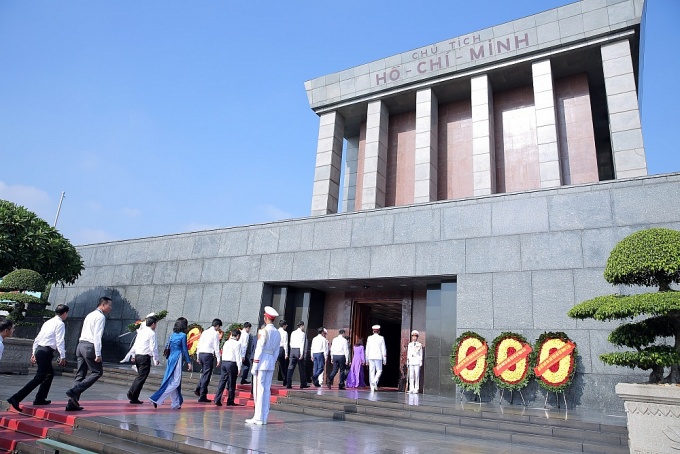 Đoàn đại biểu Công đoàn Dầu khí vào lăng viếng Chủ tịch Hồ Chí Minh Đoàn đại biểu Công đoàn Dầu khí vào lăng viếng Chủ tịch Hồ Chí Minh