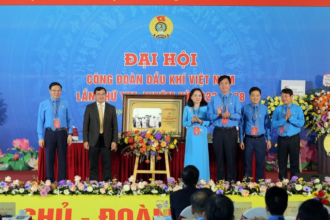 Công đoàn cần động viên NLĐ vượt khó, đáp ứng yêu cầu chuyển đổi của Tập đoàn Công đoàn cần động viên NLĐ vượt khó, đáp ứng yêu cầu chuyển đổi của Tập đoàn