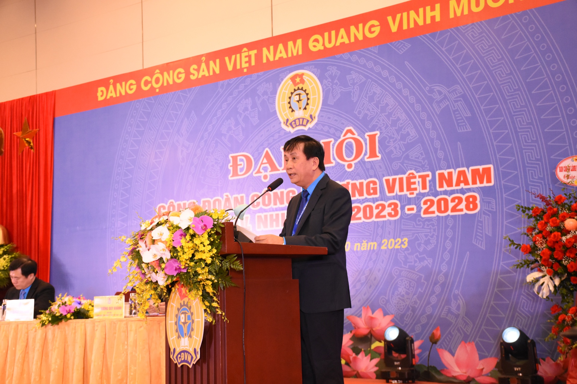 Hướng về cơ sở, lấy cơ sở làm trung tâm