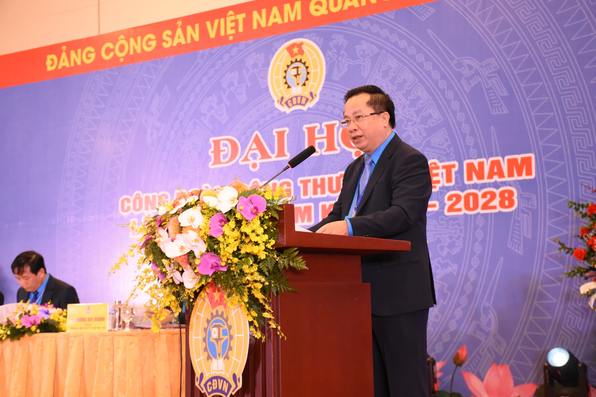 Hướng về cơ sở, lấy cơ sở làm trung tâm