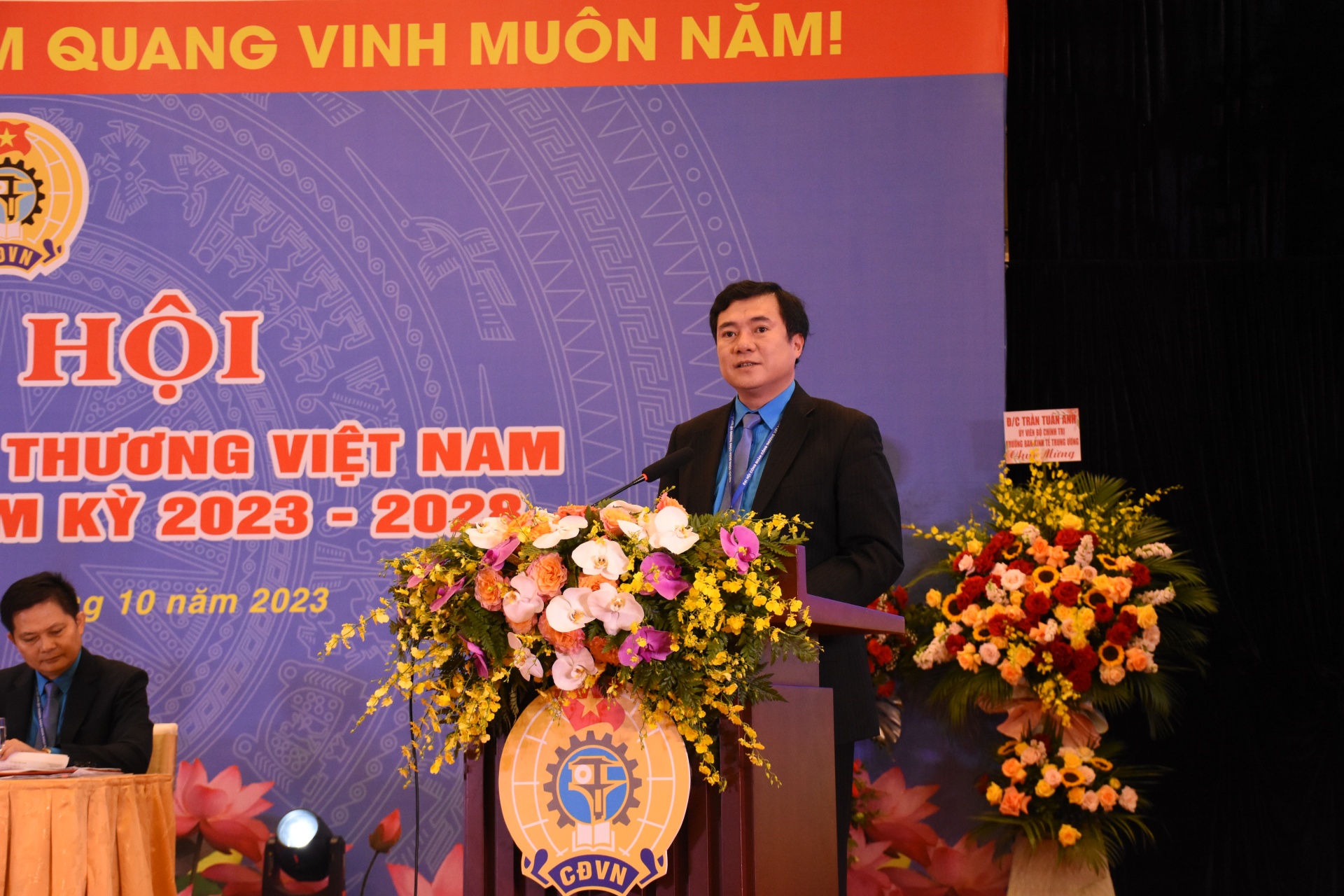 Hướng về cơ sở, lấy cơ sở làm trung tâm