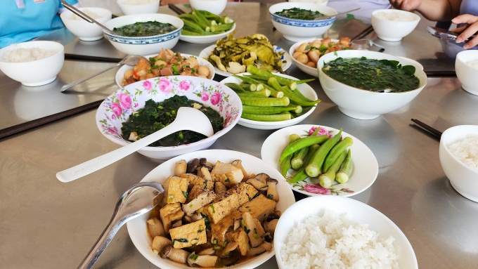 “Mâm cơm gia đình” gắn kết cán bộ, công nhân viên