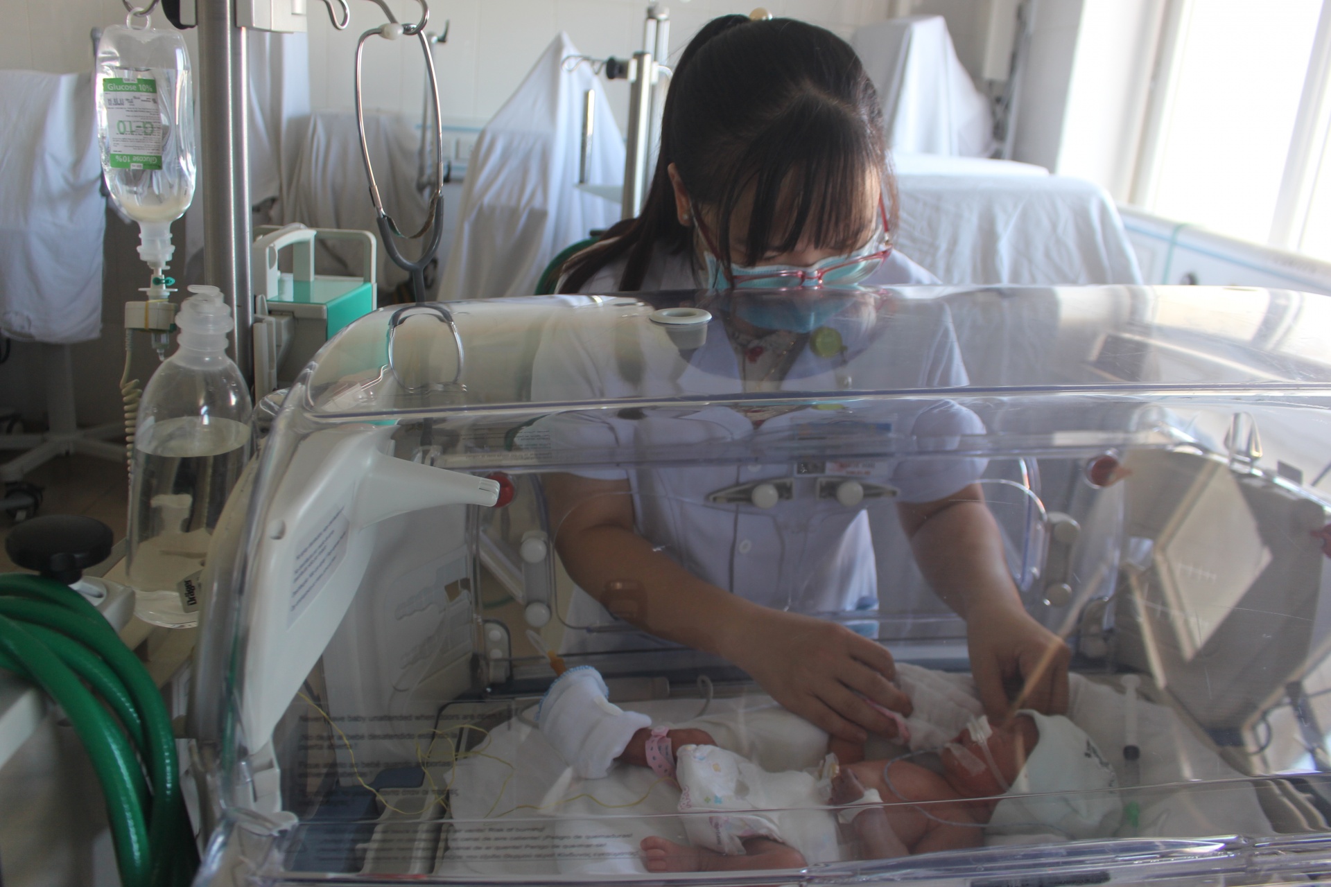 Con thơ mình gửi, con người mình chăm