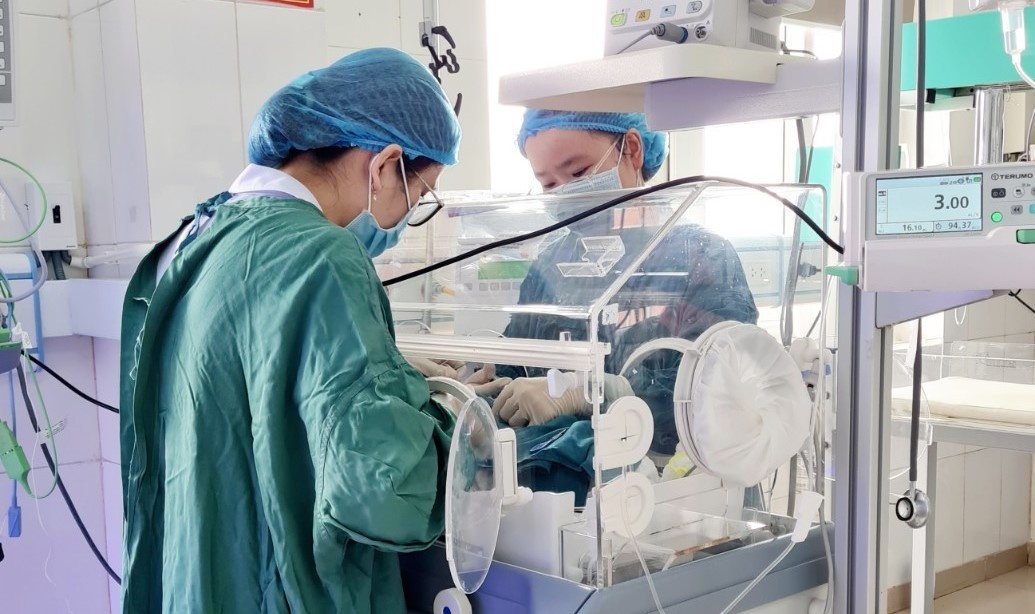 Con thơ mình gửi, con người mình chăm