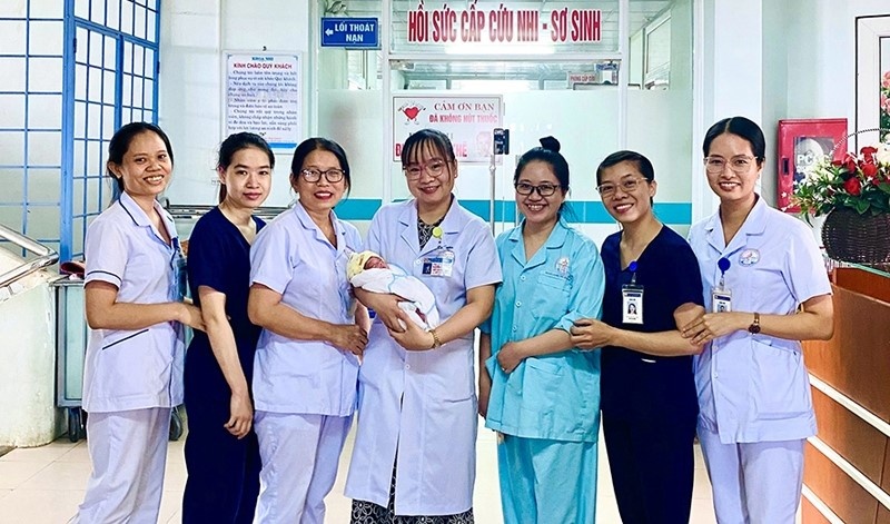 Con thơ mình gửi, con người mình chăm