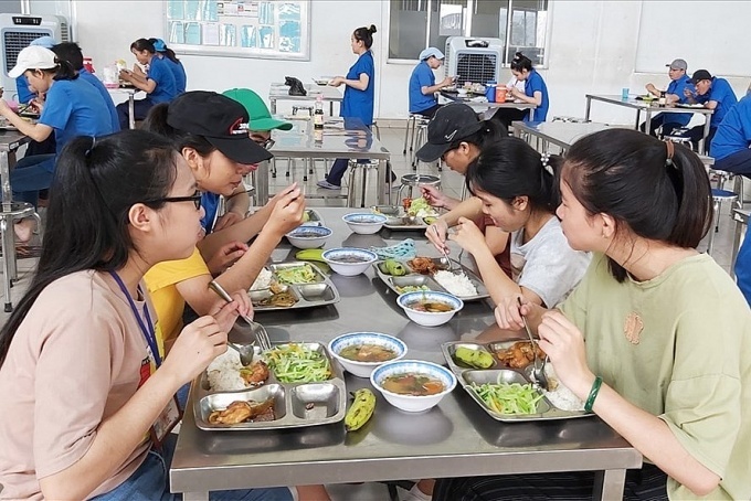 Thảo cười tít mắt vì 2 bữa ăn đặc biệt tại công ty!