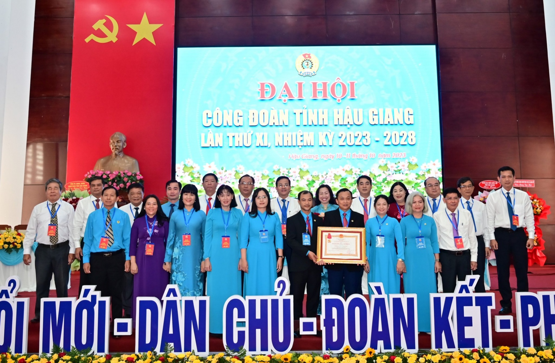 Đồng chí Lê Công Khanh tái đắc cử Chủ tịch LĐLĐ tỉnh Hậu Giang Đồng chí Lê Công Khanh tái đắc cử Chủ tịch LĐLĐ tỉnh Hậu Giang