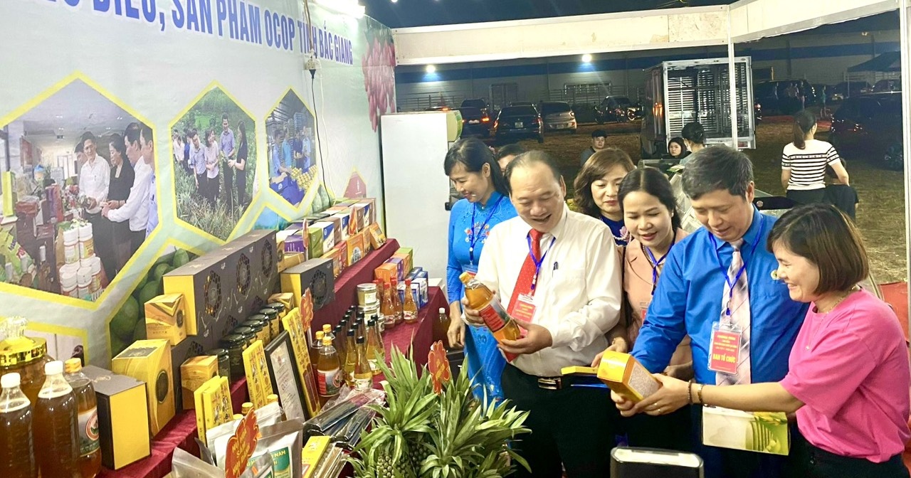 Chủ tịch LĐLĐ TP. Hà Nội thăm, tặng quà cho gia đình công nhân khó khăn