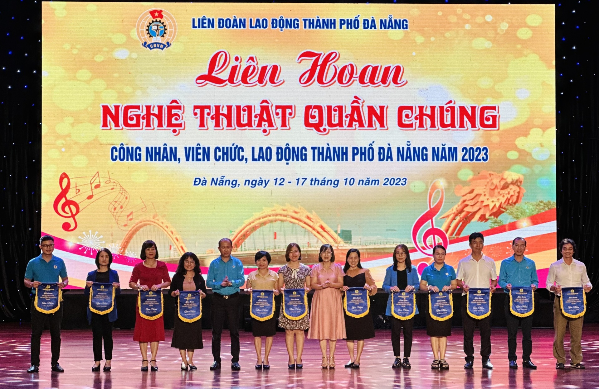Ban tổ chức trao cờ lưu niệm đến các đội tham gia. Ảnh: P.NGUYÊN. Ban tổ chức trao cờ lưu niệm đến các đội tham gia. Ảnh: P.NGUYÊN.