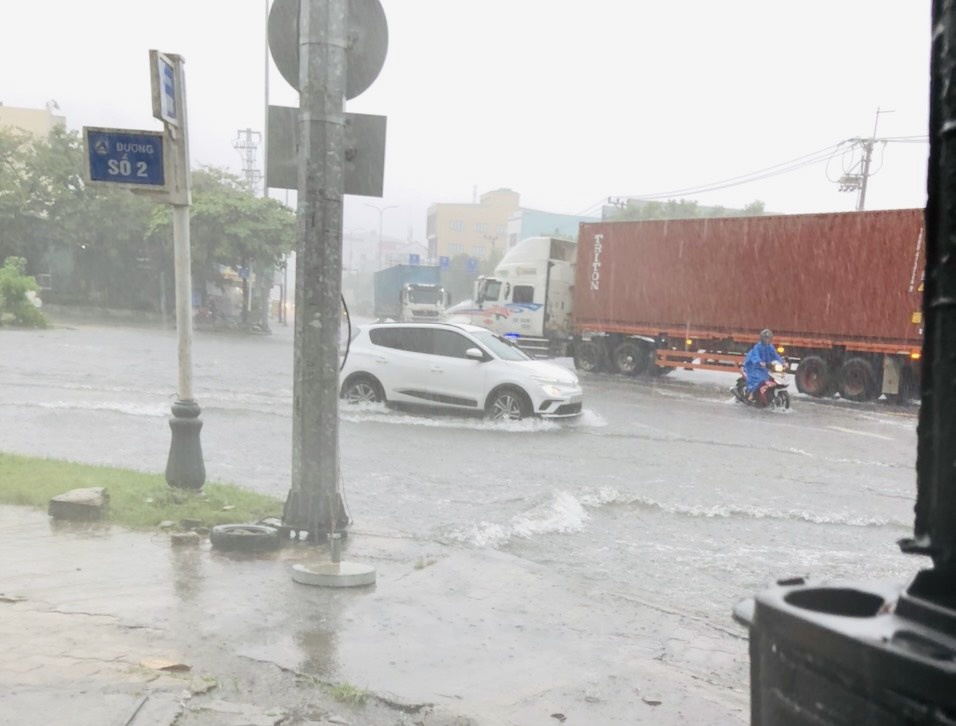 Đà Nẵng: Cổng chính Khu công nghiệp Hòa Khánh bị ngập sâu, nước chảy xiết Đà Nẵng: Cổng chính Khu công nghiệp Hòa Khánh bị ngập sâu, nước chảy xiết