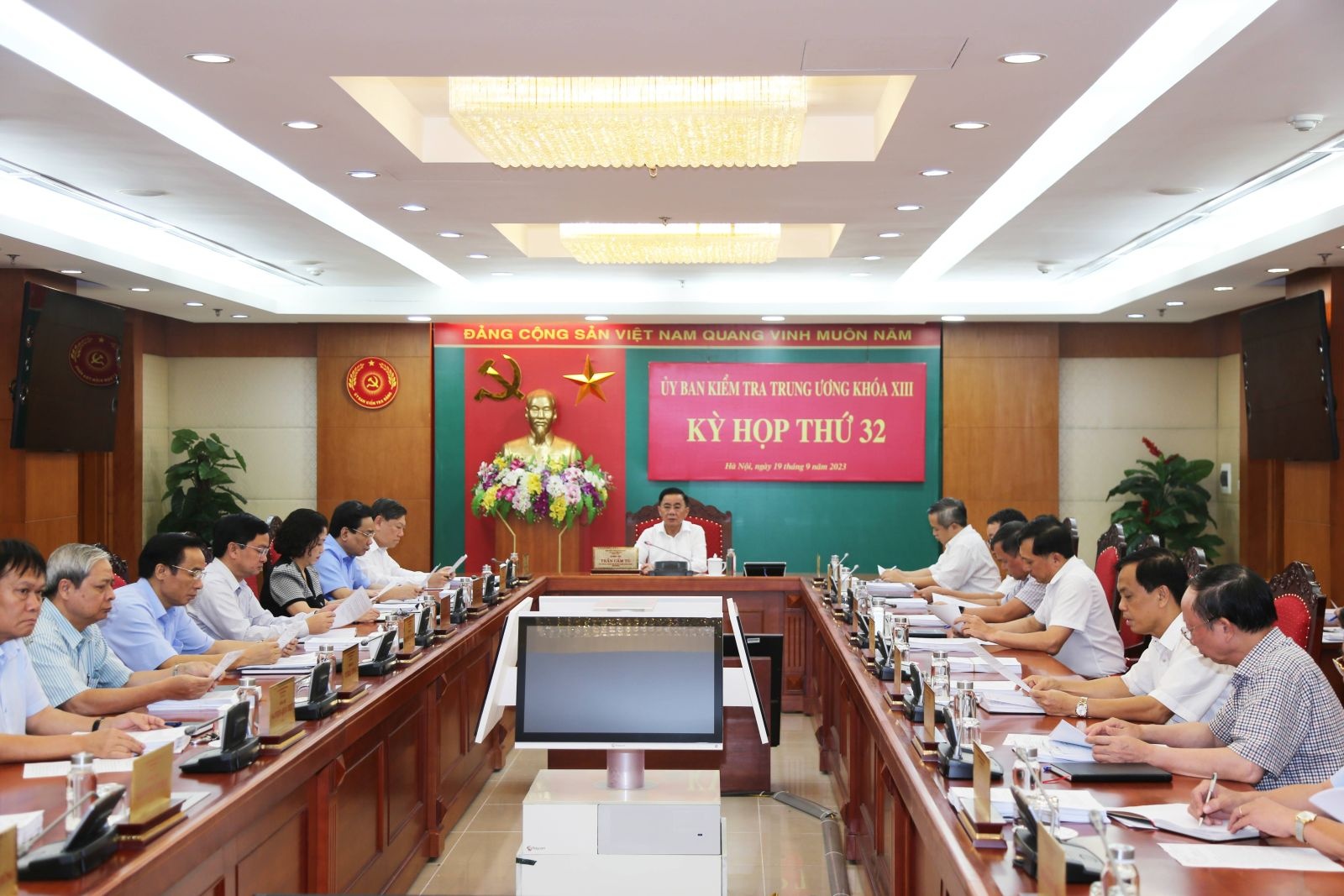 Đảng lãnh đạo luôn gắn liền với công tác kiểm tra Đảng lãnh đạo luôn gắn liền với công tác kiểm tra