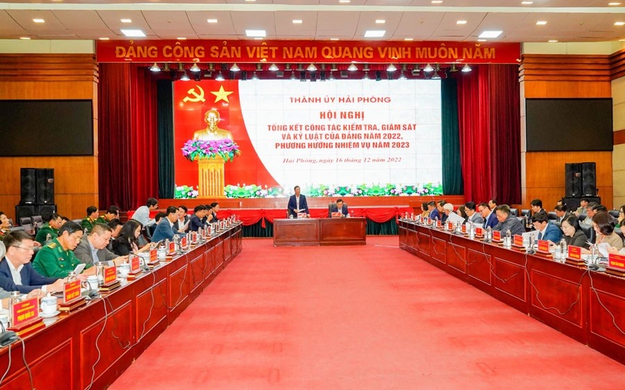 Đảng lãnh đạo luôn gắn liền với công tác kiểm tra Đảng lãnh đạo luôn gắn liền với công tác kiểm tra
