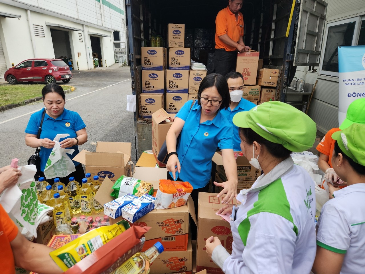 Những chuyến xe nghĩa tình đến với người lao động khó khăn