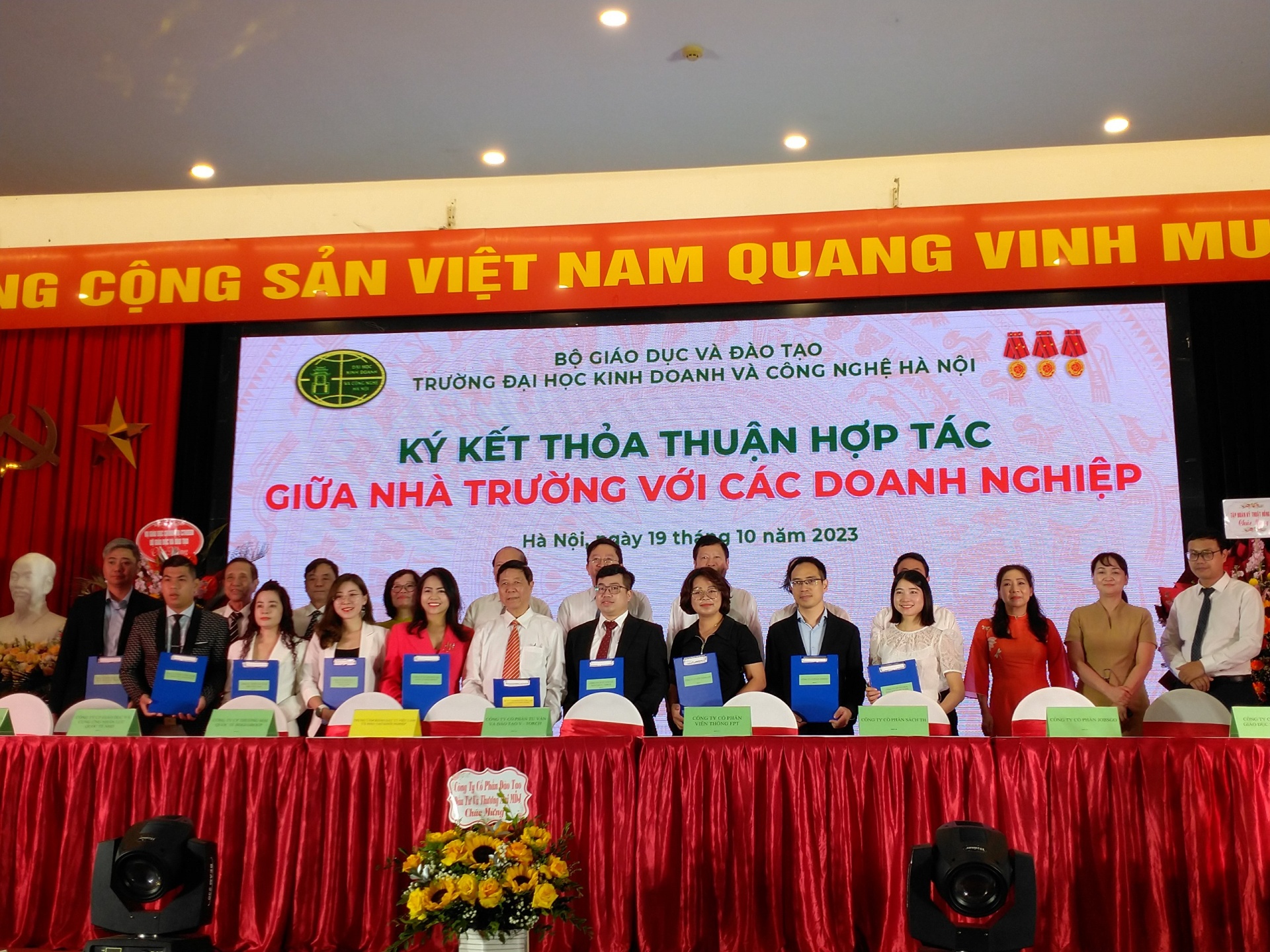 Nhà trường hợp tác với doanh nghiệp tạo việc làm cho sinh viên