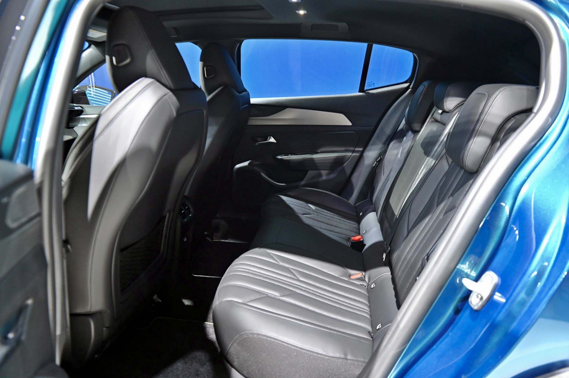 Cận cảnh CUV Coupe Peugeot 408 vừa được ra mắt Cận cảnh CUV Coupe Peugeot 408 vừa được ra mắt