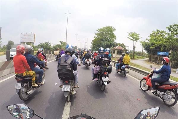 Kinh nghiệm chạy xe máy vượt an toàn trên đường trường Kinh nghiệm chạy xe máy vượt an toàn trên đường trường