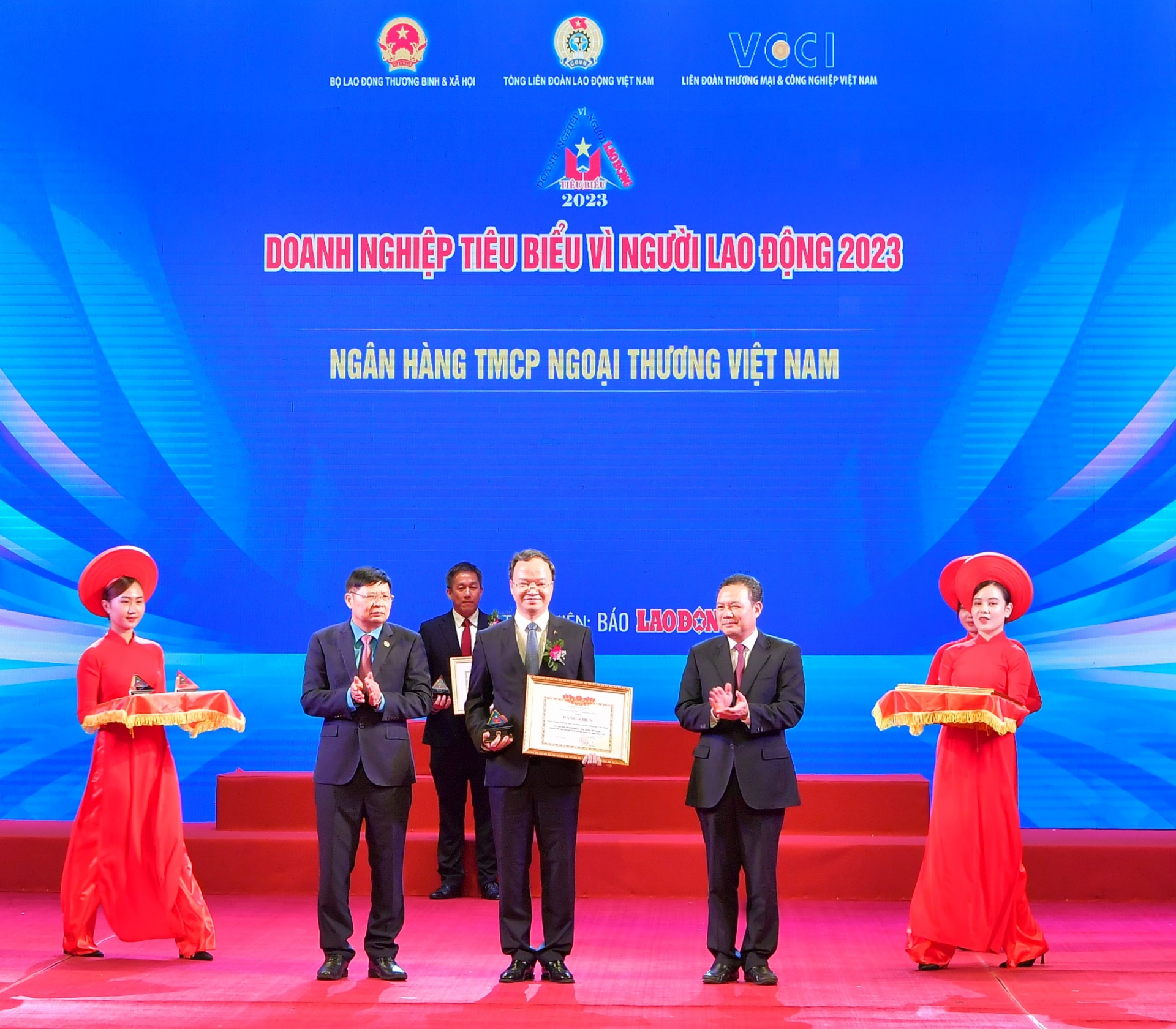 Vietcombank nhận Bằng khen “Doanh nghiệp tiêu biểu vì người lao động”