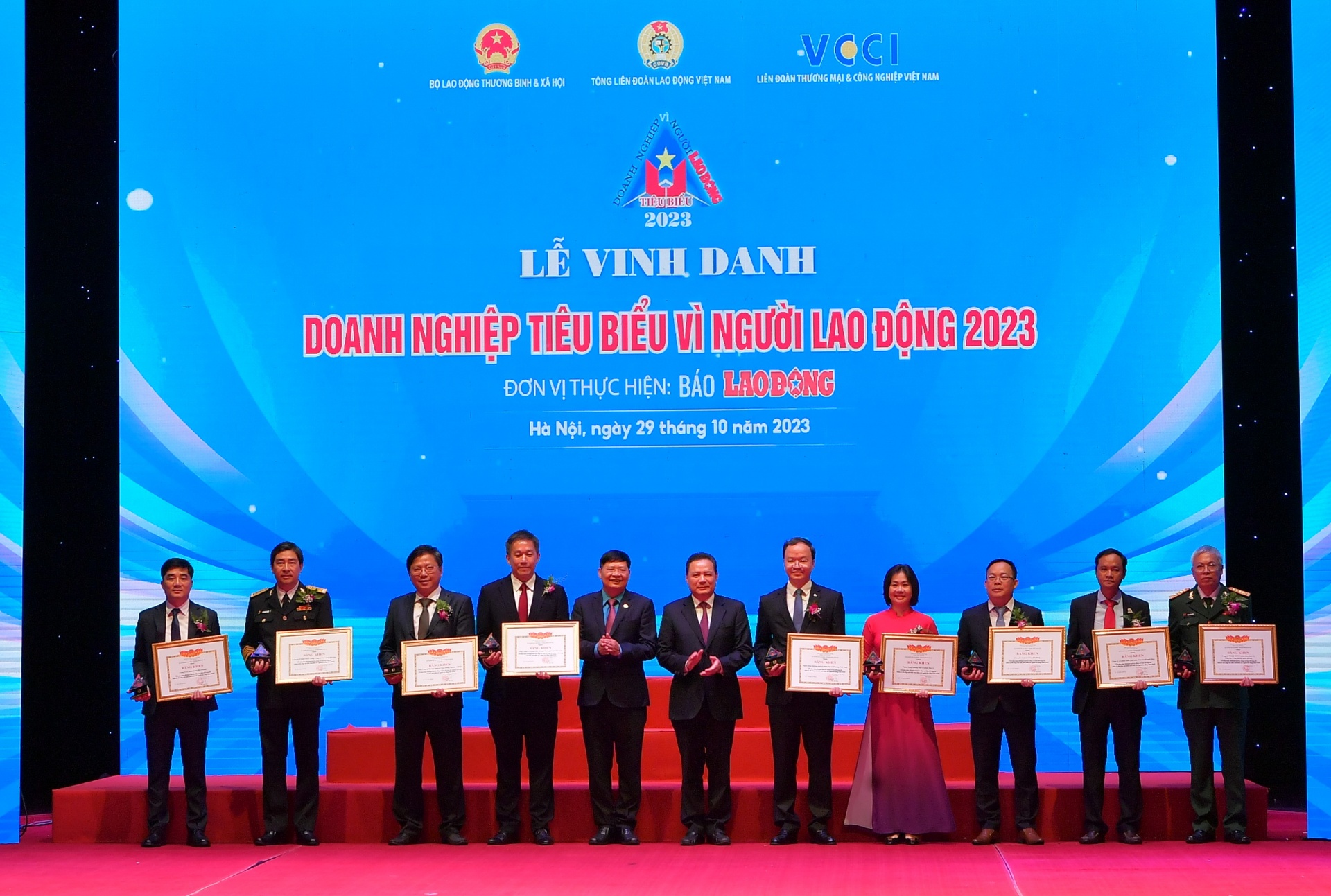 Vietcombank nhận Bằng khen “Doanh nghiệp tiêu biểu vì người lao động”