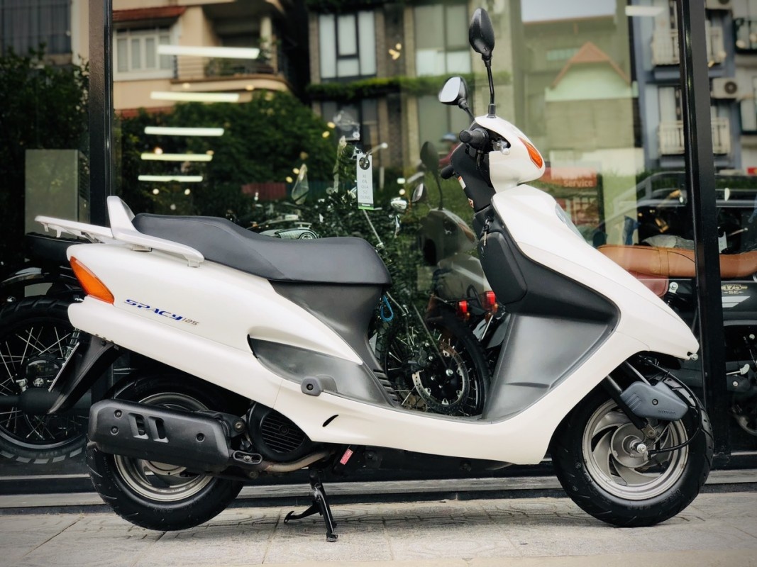 Những mẫu xe máy đời cũ kiểu dáng không lỗi mốt vẫn được chuộng Những mẫu xe máy đời cũ kiểu dáng không lỗi mốt vẫn được chuộng