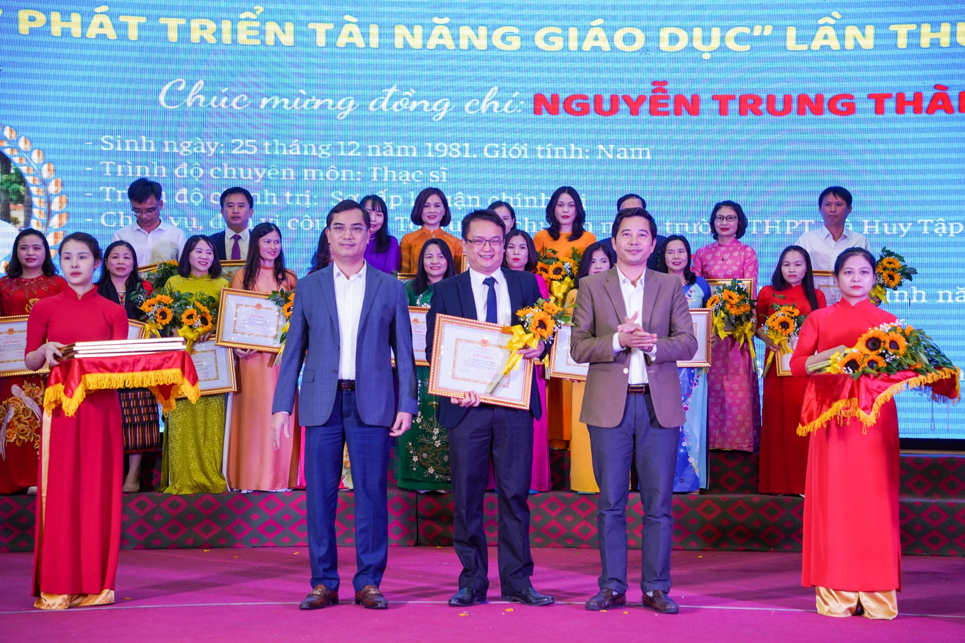 Công đoàn ngành Giáo dục Nghệ An trao giải thưởng cho 24 nhà giáo ưu tú