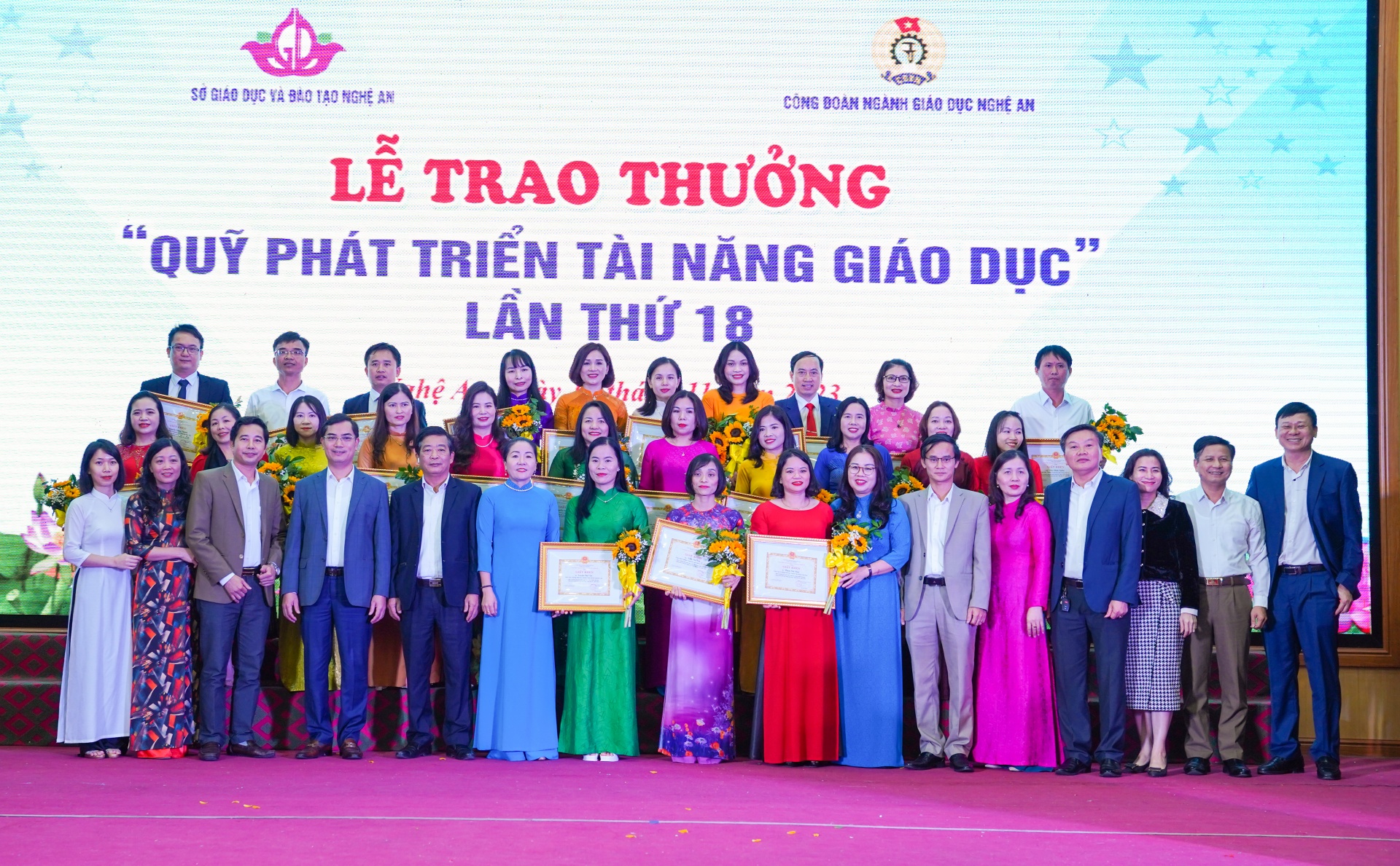 Công đoàn ngành Giáo dục Nghệ An trao giải thưởng cho 24 nhà giáo ưu tú
