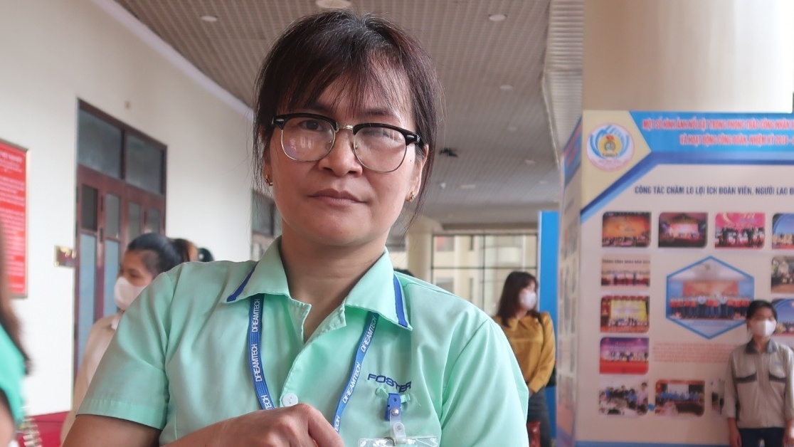 Món quà của công đoàn và niềm vui của nữ công nhân