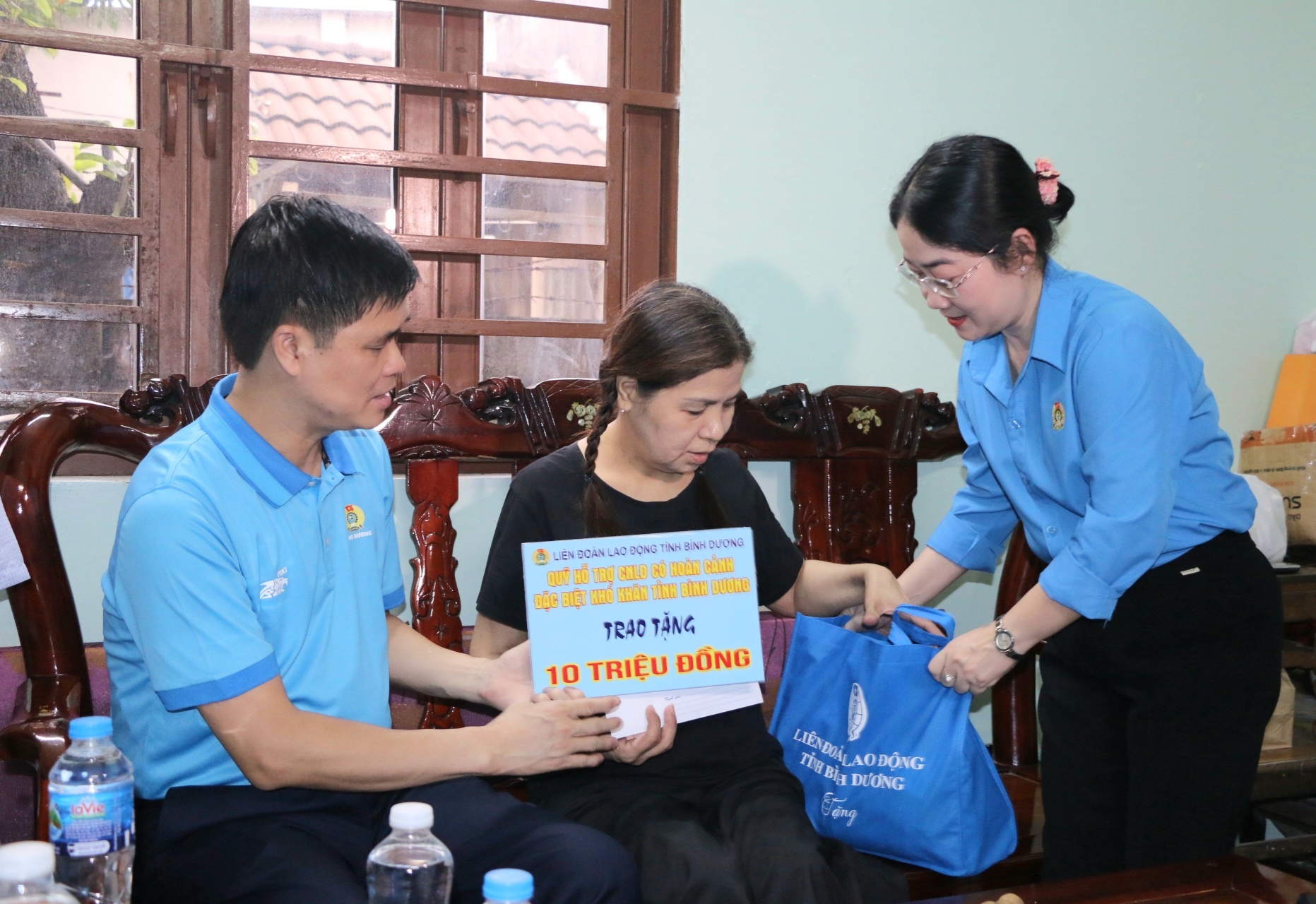 Đồng chí Ngọ Duy Hiểu thăm công nhân khó khăn tại Bình Dương