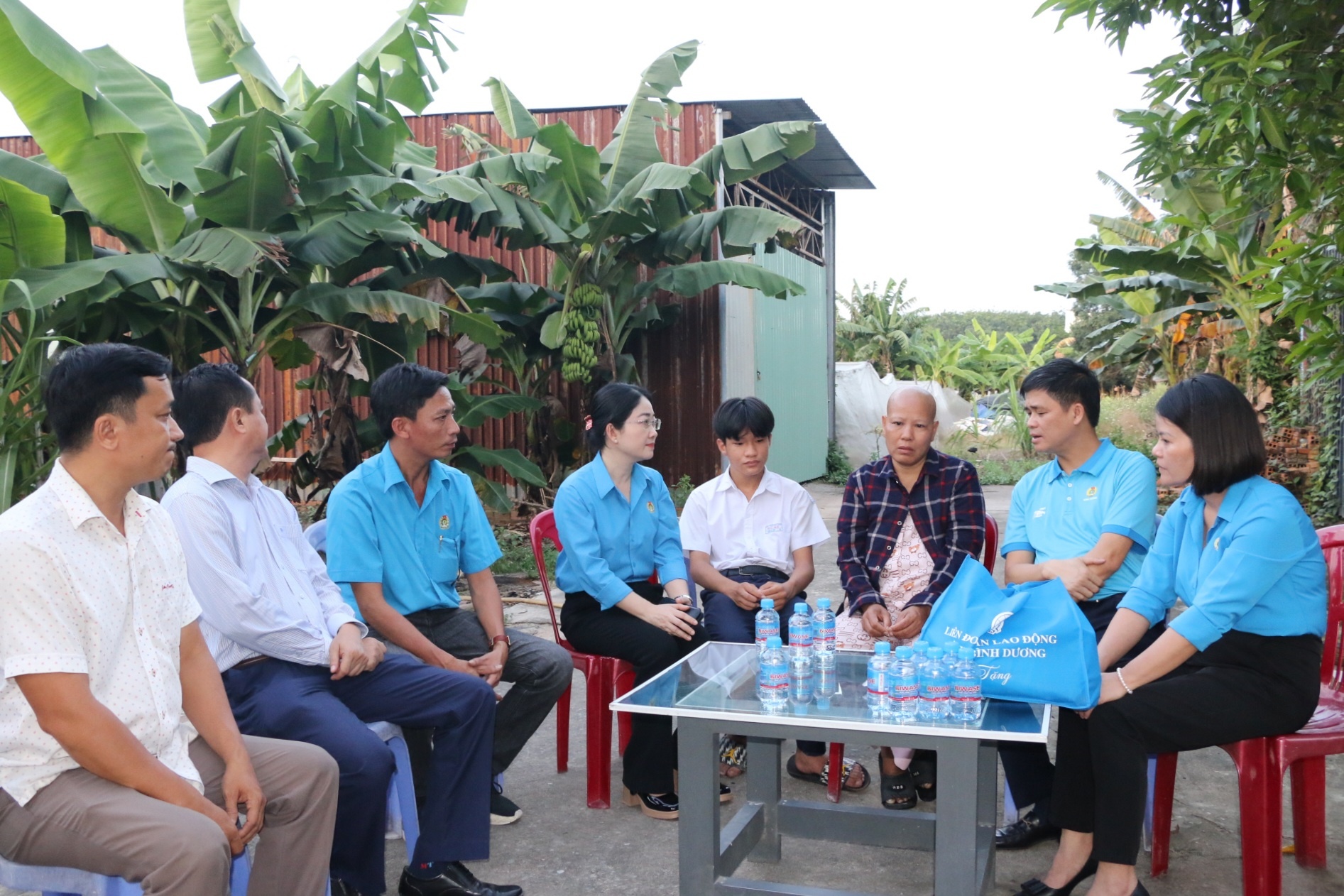Đồng chí Ngọ Duy Hiểu thăm công nhân khó khăn tại Bình Dương