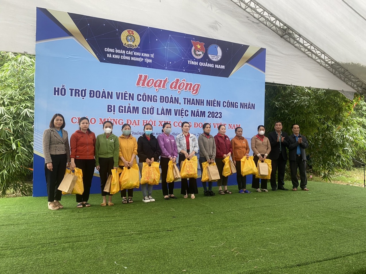 Quảng Nam 500 công nhân đội mưa nhận quà hỗ trợ covid Quảng Nam 500 công nhân đội mưa nhận quà hỗ trợ covid
