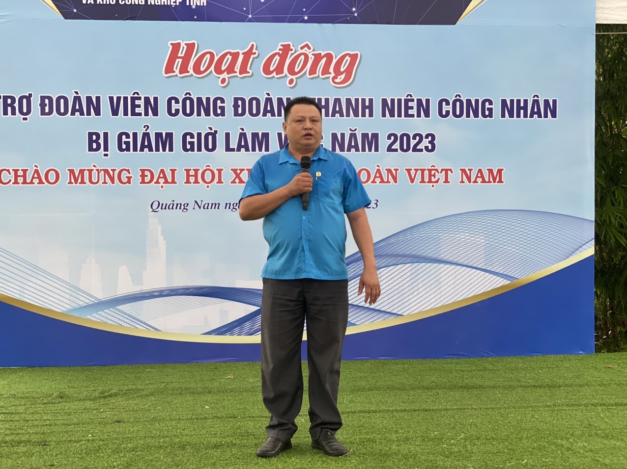 Quảng Nam 500 công nhân đội mưa nhận quà hỗ trợ covid Quảng Nam 500 công nhân đội mưa nhận quà hỗ trợ covid