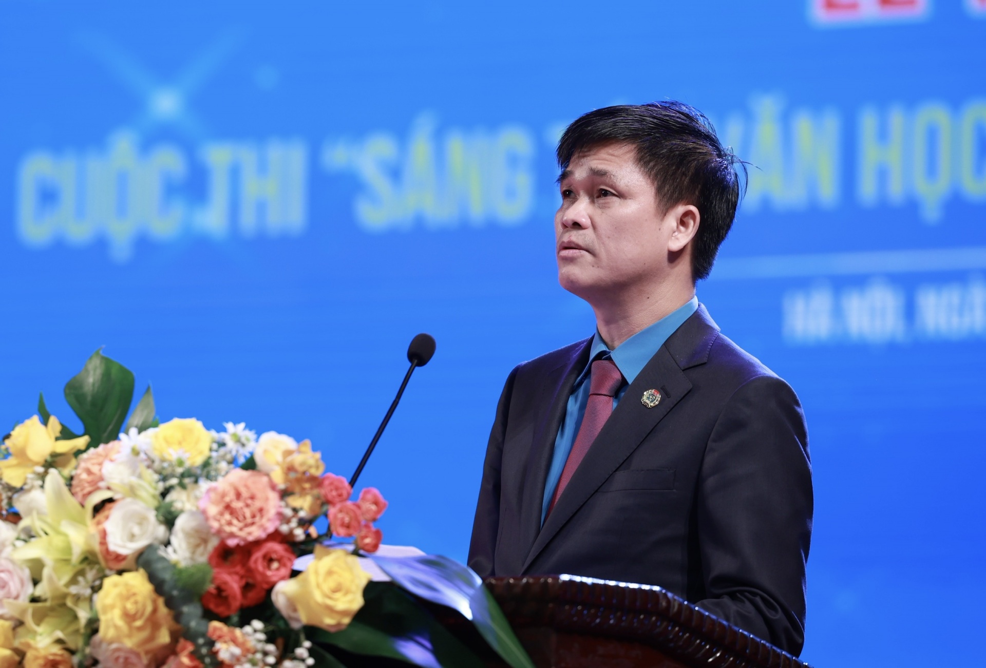 "Nhiều công nhân lao động chật vật lo toan nhưng vẫn giữ được những điều tốt đẹp" "Nhiều công nhân lao động chật vật lo toan nhưng vẫn giữ được những điều tốt đẹp"