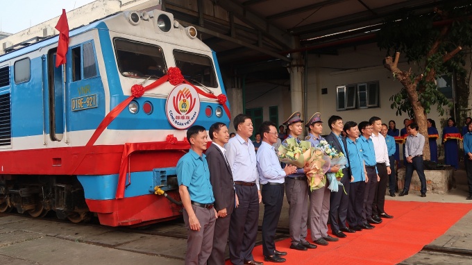 Đoàn tàu tuyên truyền Đại hội XIII Công đoàn đã xuất phát về phía Nam Đoàn tàu tuyên truyền Đại hội XIII Công đoàn đã xuất phát về phía Nam