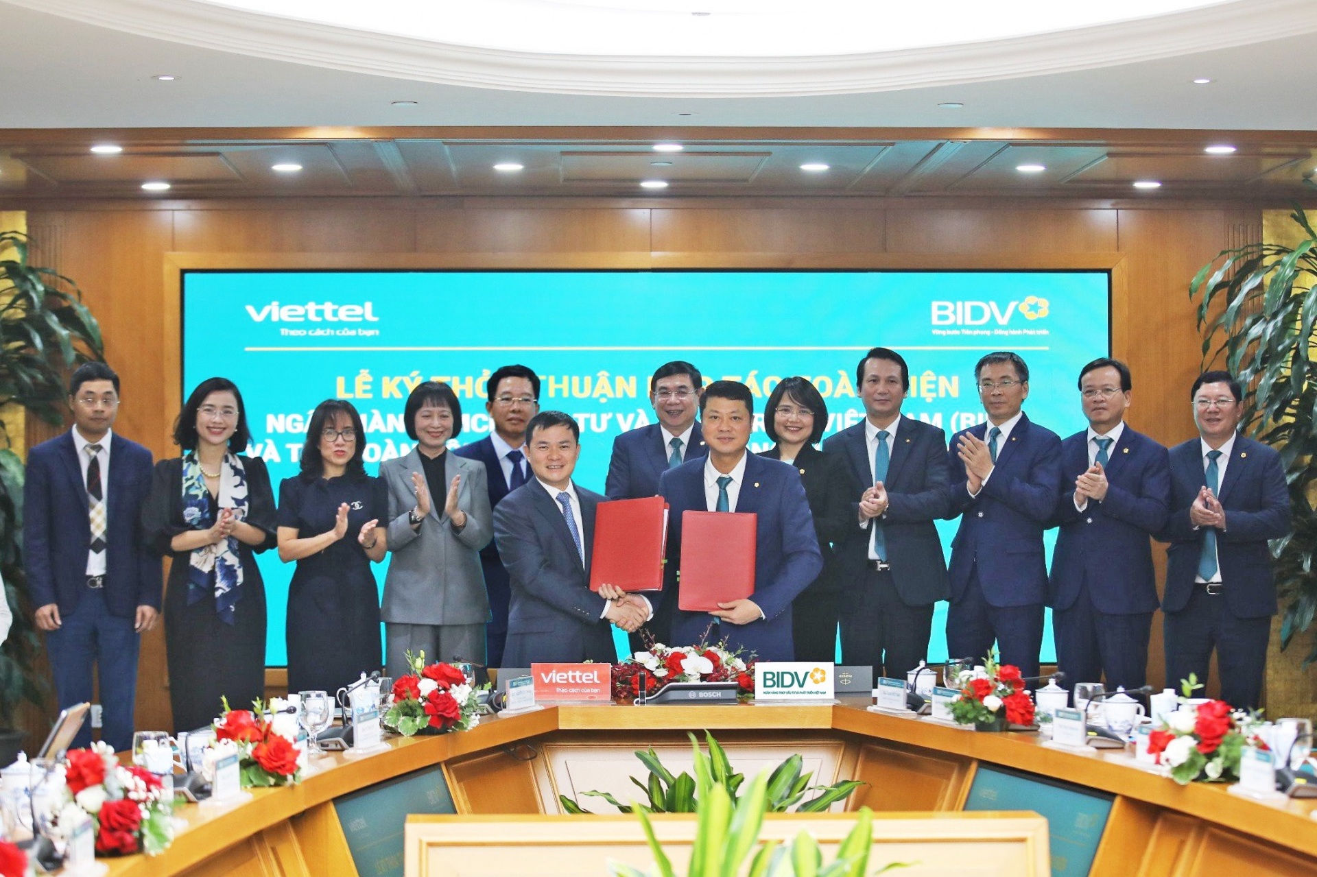 Ông Tào Đức Thắng (Chủ tịch kiêm Tổng Giám đốc Tập đoàn Viettel) và ông Lê Ngọc Lâm (Tổng Giám đốc BIDV) đại diện hai đơn vị ký kết Thỏa thuận hợp tác toàn diện giai đoạn 2024-2028 Ông Tào Đức Thắng (Chủ tịch kiêm Tổng Giám đốc Tập đoàn Viettel) và ông Lê Ngọc Lâm (Tổng Giám đốc BIDV) đại diện hai đơn vị ký kết Thỏa thuận hợp tác toàn diện giai đoạn 2024-2028