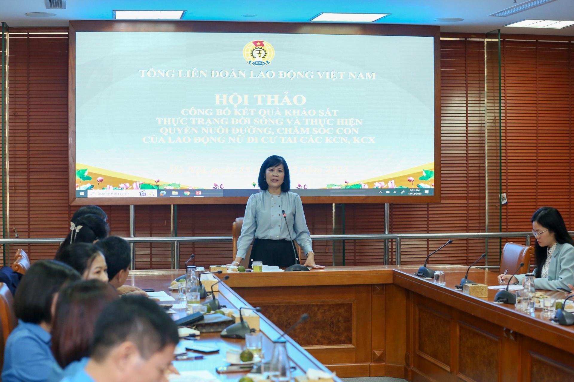 Phần lớn lao động nữ di cư phải sống xa con Phần lớn lao động nữ di cư phải sống xa con