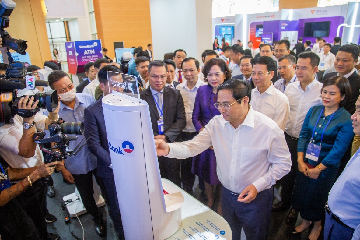 Thủ tướng Phạm Minh Chính đến thăm và trải nghiệm tại gian hàng của VietinBank tại Ngày chuyển đổi số Ngành Ngân hàng