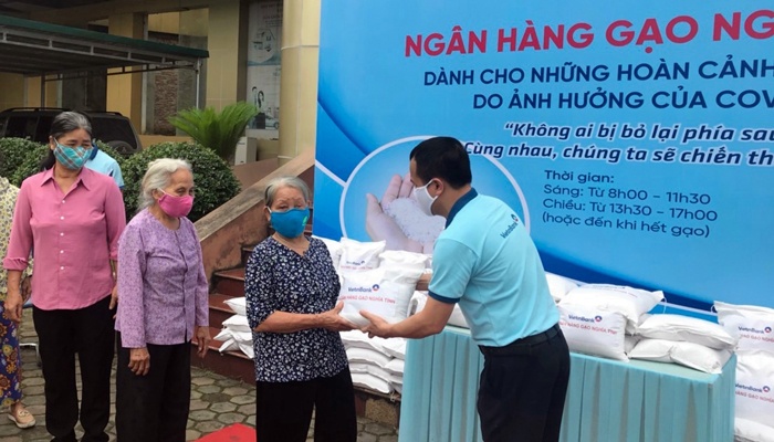 Một trong những điểm phát gạo của VietinBank cho vùng dịch COVID-19