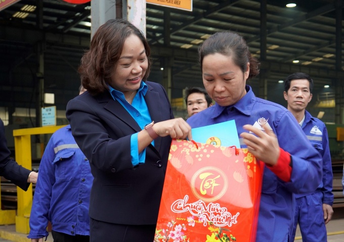 Thưởng Tết 2024: Cao nhất gần 5,7 tỷ đồng, thấp nhất 100.000 đồng Thưởng Tết 2024: Cao nhất gần 5,7 tỷ đồng, thấp nhất 100.000 đồng