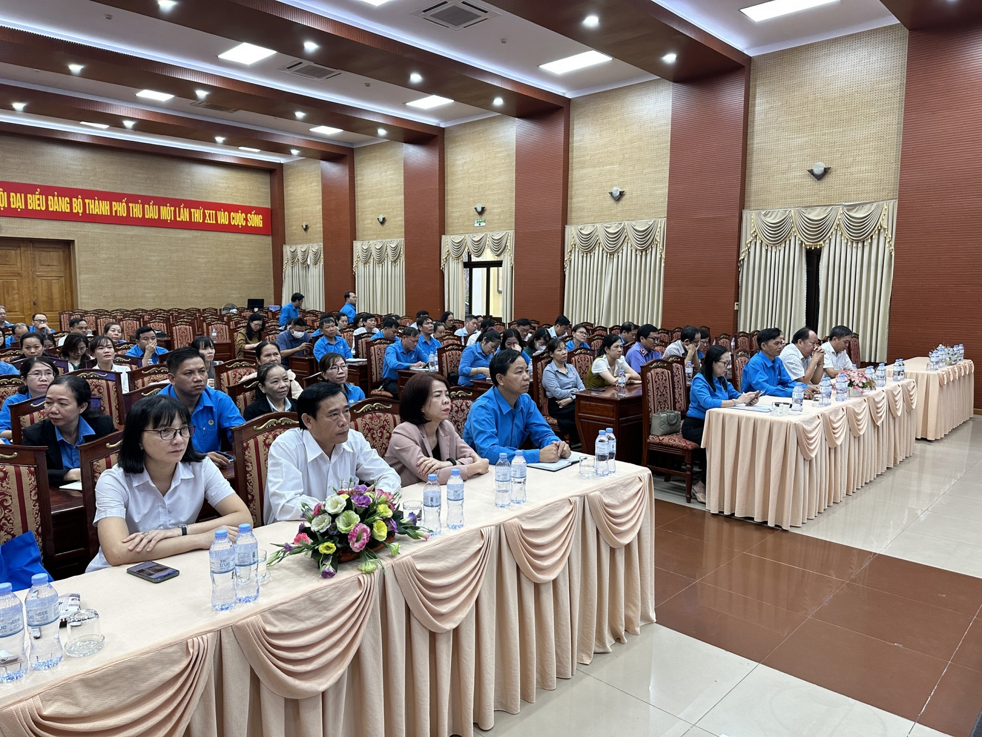 Gần 1.000 cán bộ Công đoàn Bình Dương học Nghị quyết Đại hội Gần 1.000 cán bộ Công đoàn Bình Dương học Nghị quyết Đại hội