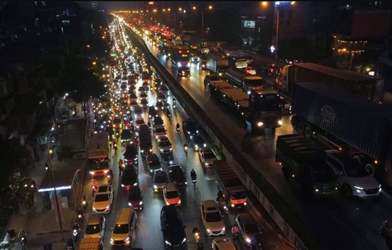 Cảnh ùn tắc quen thuộc mỗi dịp lễ Tết khi dòng người đổ về quê tăng cao Cảnh ùn tắc quen thuộc mỗi dịp lễ Tết khi dòng người đổ về quê tăng cao