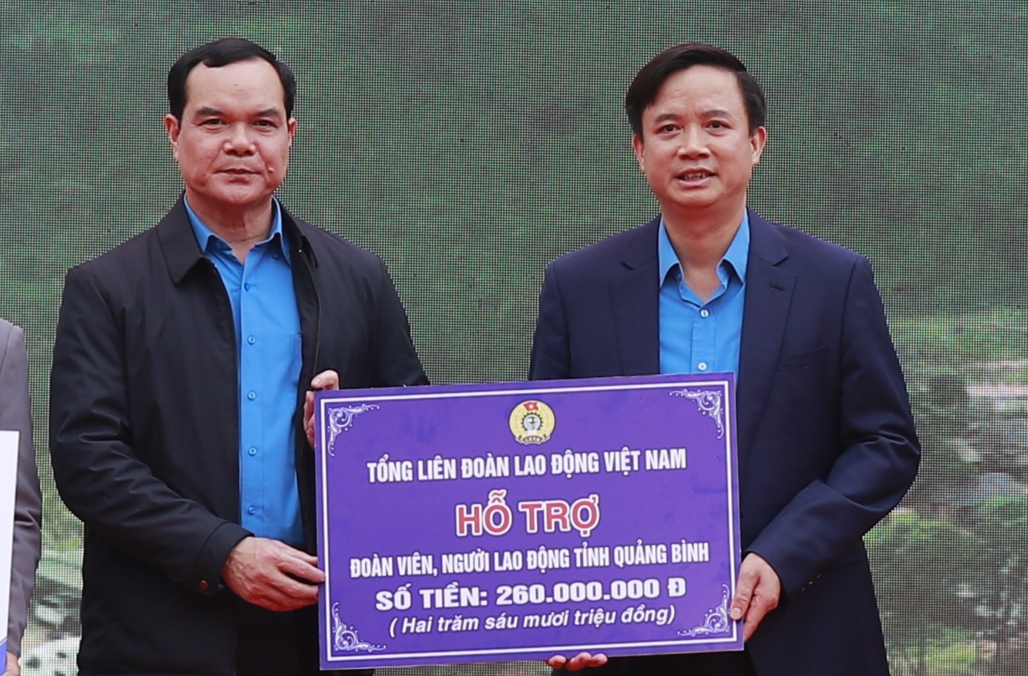 Tổng LĐLĐ Việt Nam mang Tết sớm đến với người lao động khó khăn Tổng LĐLĐ Việt Nam mang Tết sớm đến với người lao động khó khăn