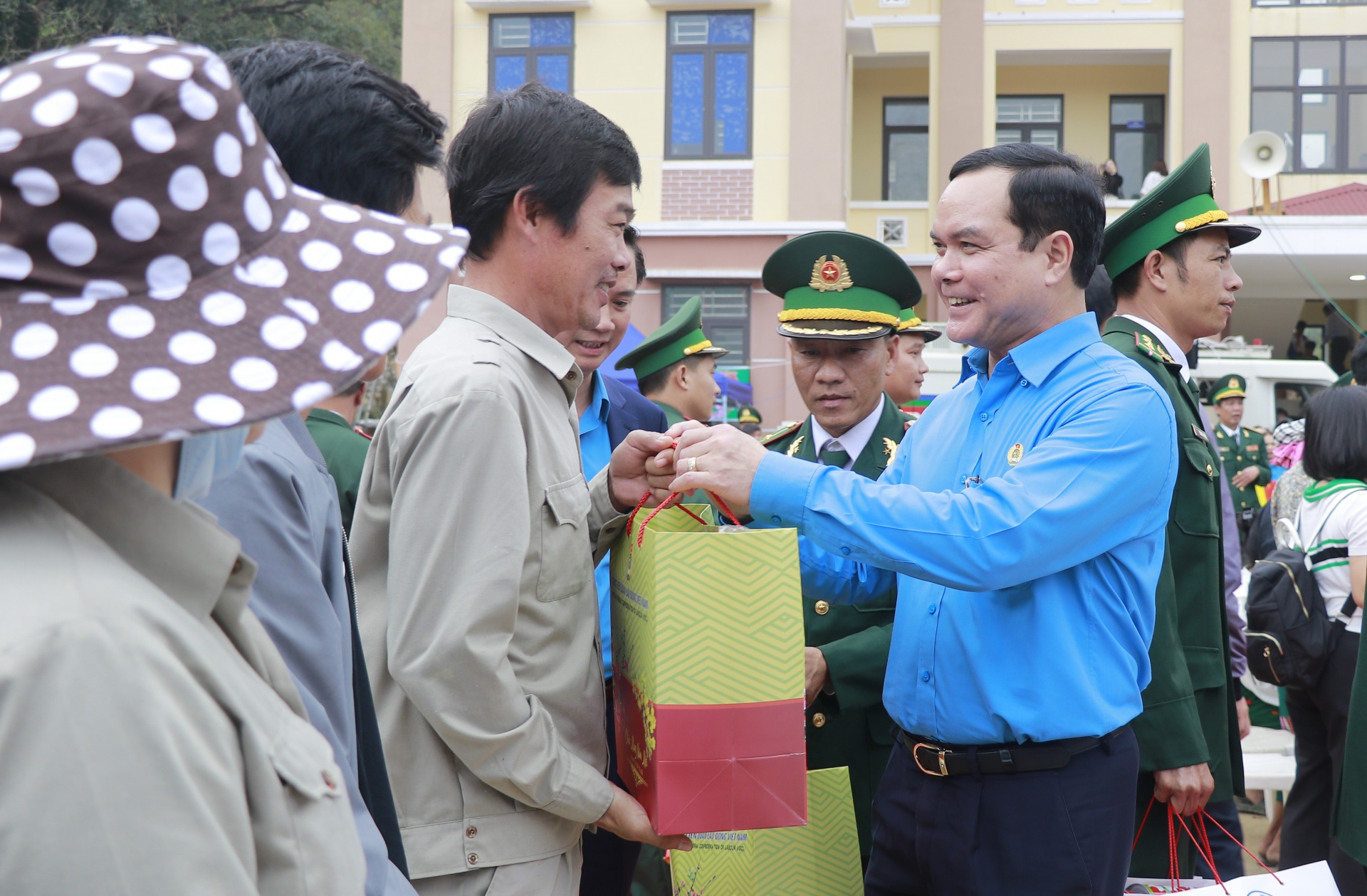 Tổng LĐLĐ Việt Nam mang Tết sớm đến với người lao động khó khăn Tổng LĐLĐ Việt Nam mang Tết sớm đến với người lao động khó khăn