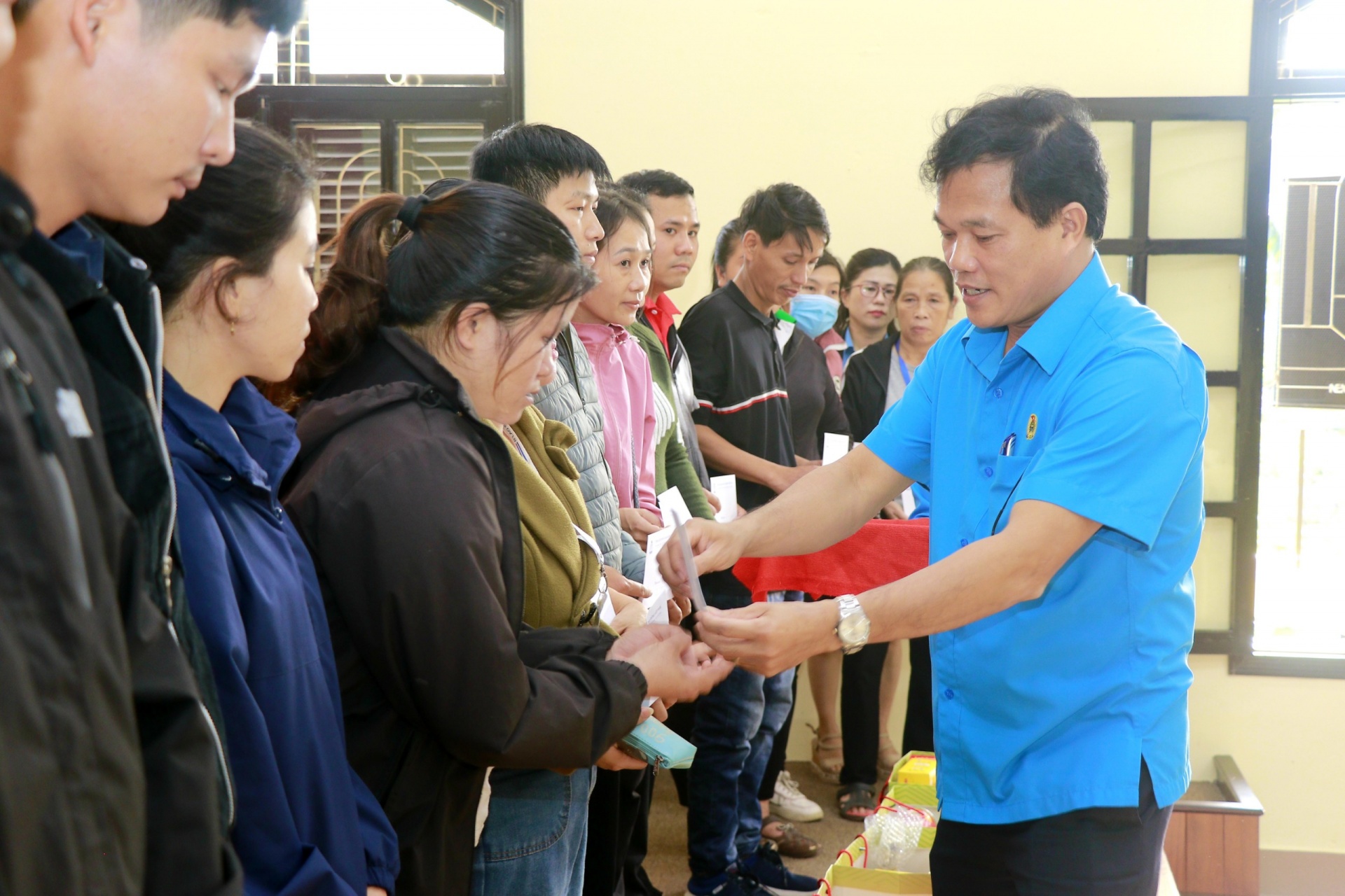 Tổng LĐLĐ Việt Nam mang Tết sớm đến với người lao động khó khăn Tổng LĐLĐ Việt Nam mang Tết sớm đến với người lao động khó khăn