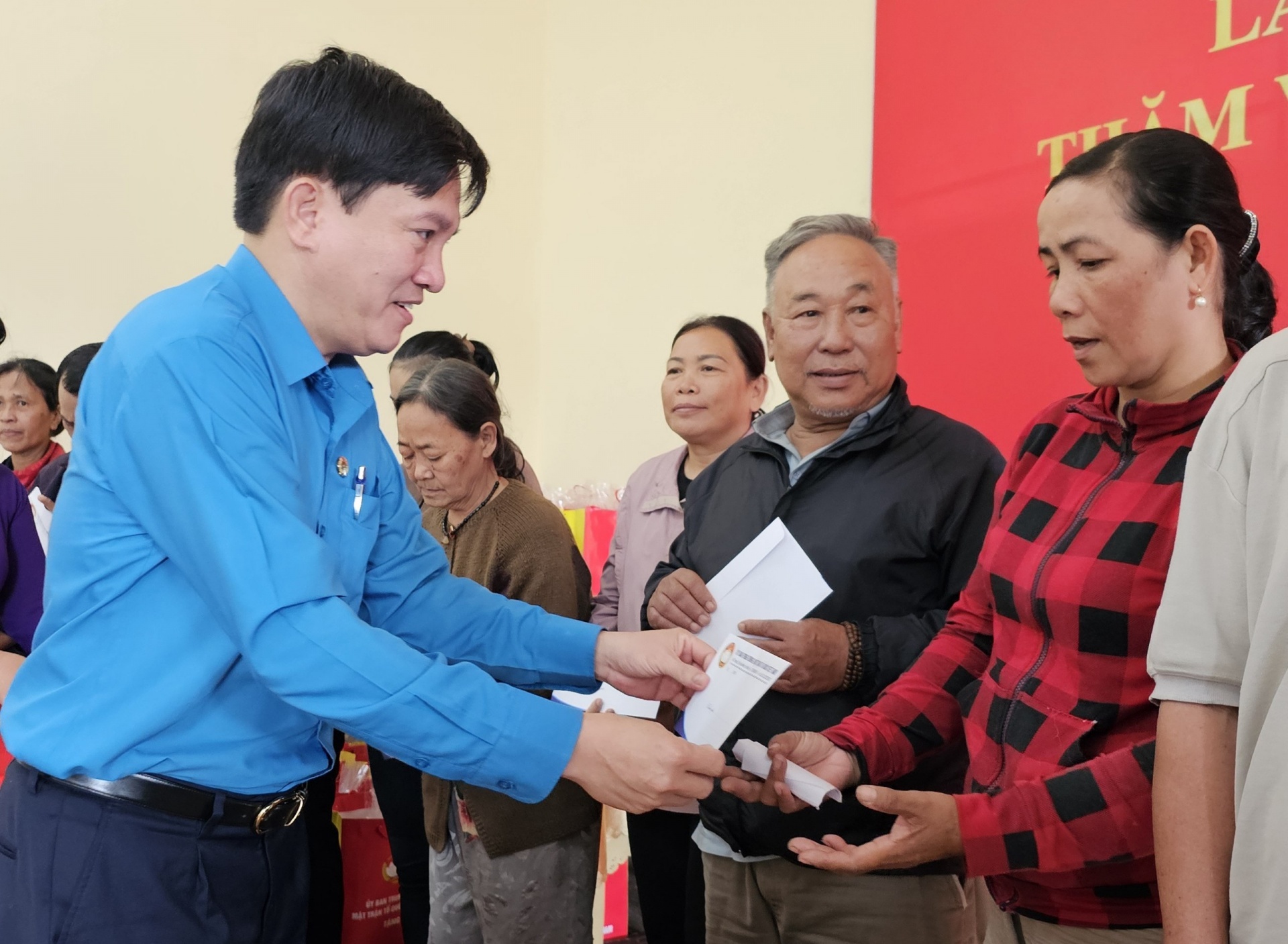 Tổng LĐLĐ Việt Nam mang Tết sớm đến với người lao động khó khăn Tổng LĐLĐ Việt Nam mang Tết sớm đến với người lao động khó khăn