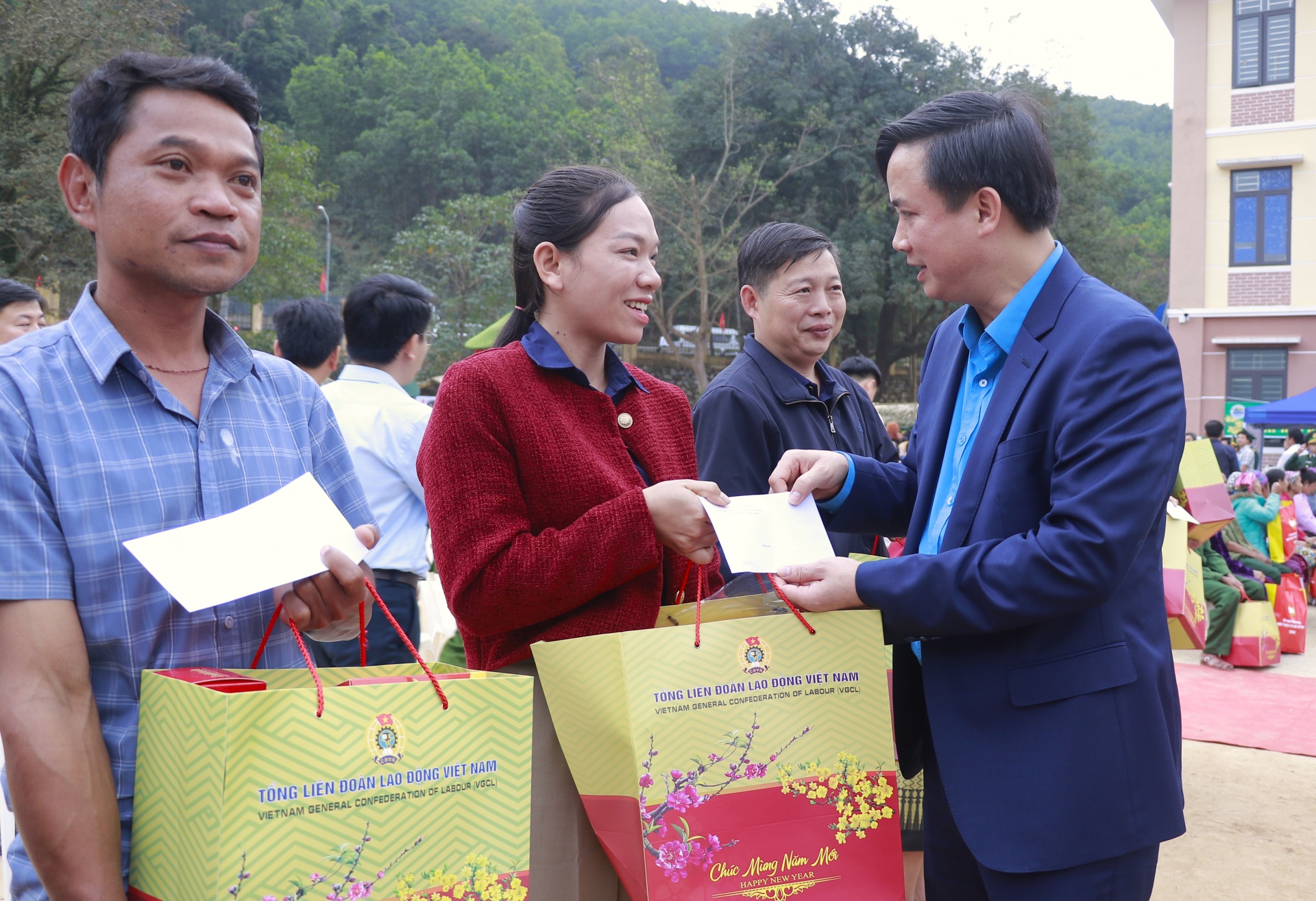 Tổng LĐLĐ Việt Nam mang Tết sớm đến với người lao động khó khăn Tổng LĐLĐ Việt Nam mang Tết sớm đến với người lao động khó khăn