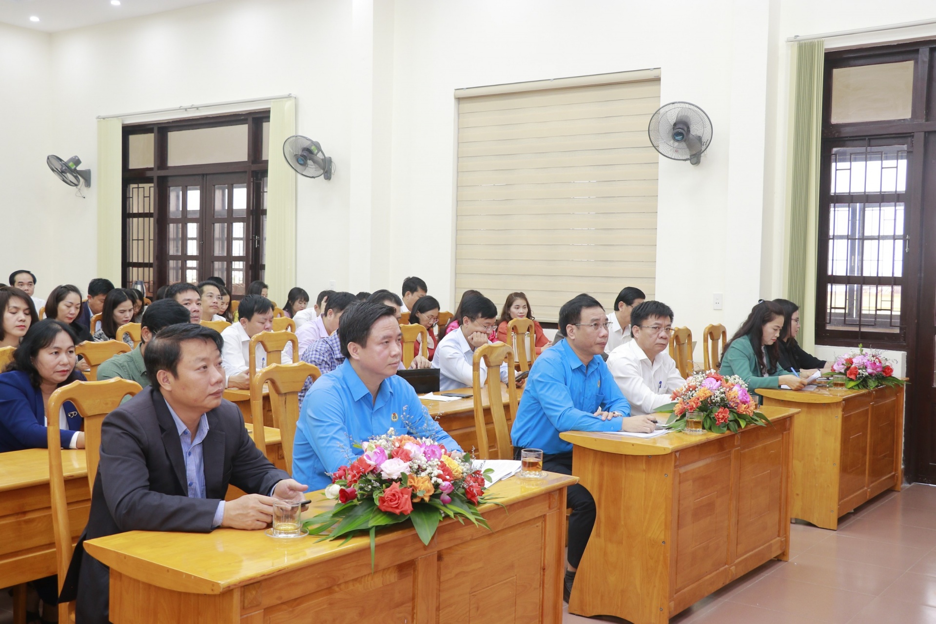Xây dựng tổ chức Công đoàn vững mạnh và tích cực xây dựng Đảng, xây dựng chính quyền Xây dựng tổ chức Công đoàn vững mạnh và tích cực xây dựng Đảng, xây dựng chính quyền