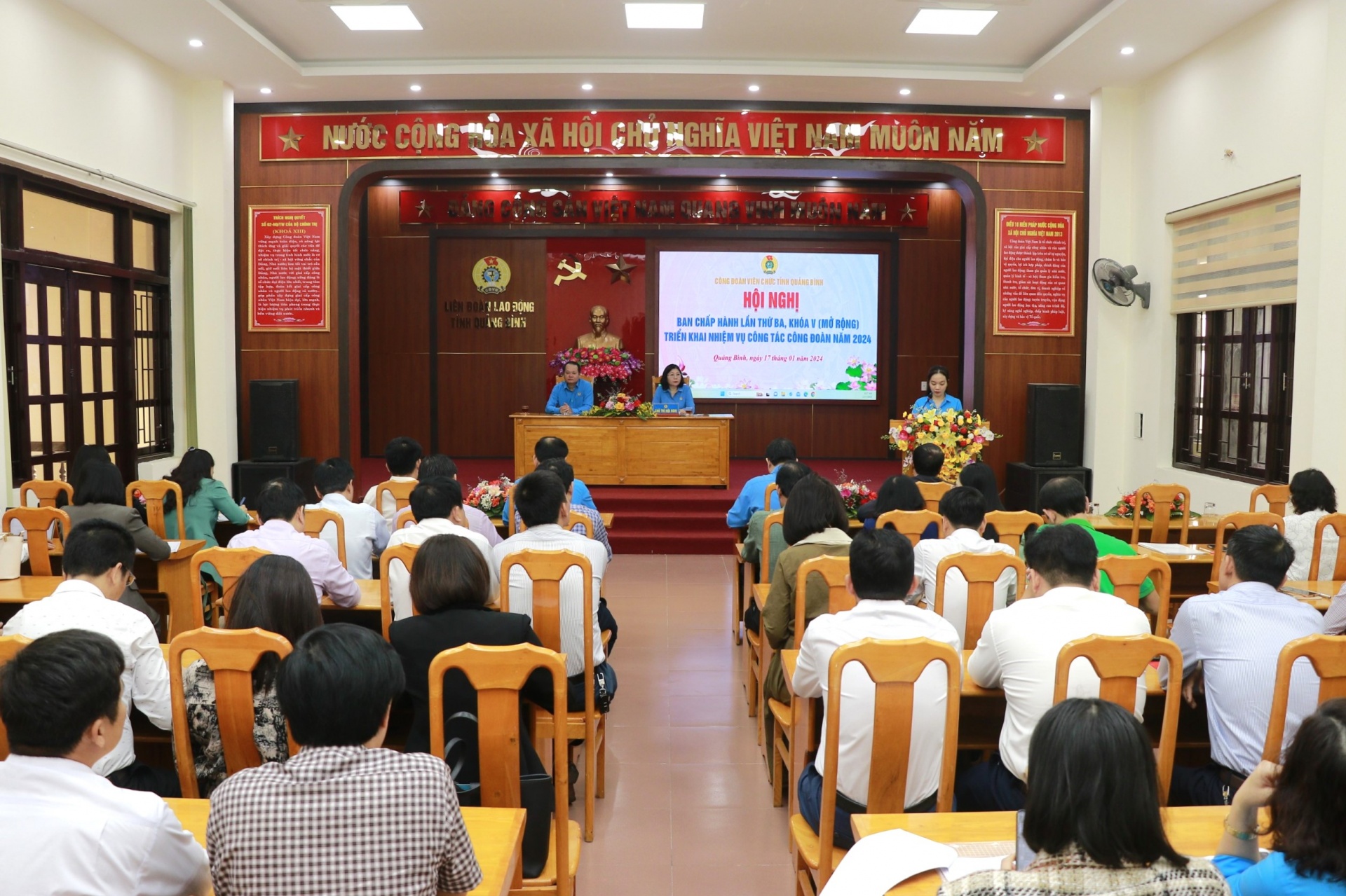 Xây dựng tổ chức Công đoàn vững mạnh và tích cực xây dựng Đảng, chính quyền Xây dựng tổ chức Công đoàn vững mạnh và tích cực xây dựng Đảng, chính quyền