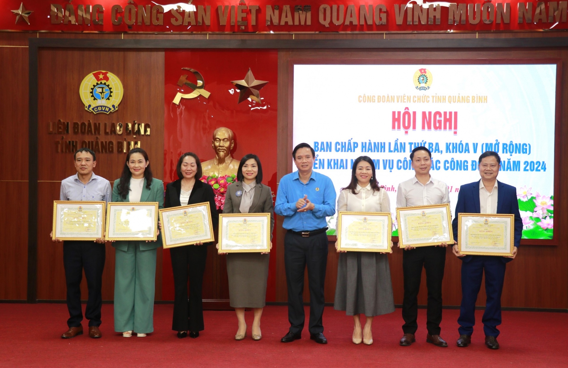 Xây dựng tổ chức Công đoàn vững mạnh và tích cực xây dựng Đảng, chính quyền Xây dựng tổ chức Công đoàn vững mạnh và tích cực xây dựng Đảng, chính quyền