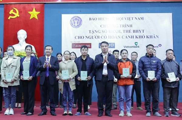Hàng chục nghìn người dân, người lao động khó khăn được tặng sổ BHXH, thẻ BHYT